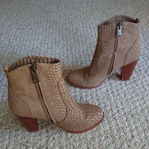 Joie Dalton brown snakeskin embossed leather ankle Booties size.6.5